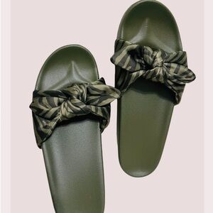 vs pink Green Slides